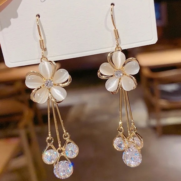 🌟2/$20🌟Luxury Opal Flower Earring - Picture 1 of 4